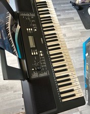 Piano Yamaha PSR E363 Schwarz mit Ständer