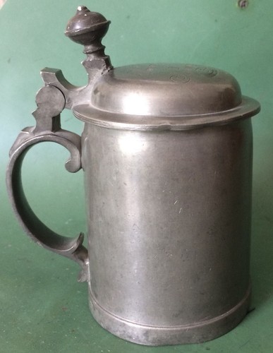 Bierkrug aus zinn mit deckel - bierkrug,