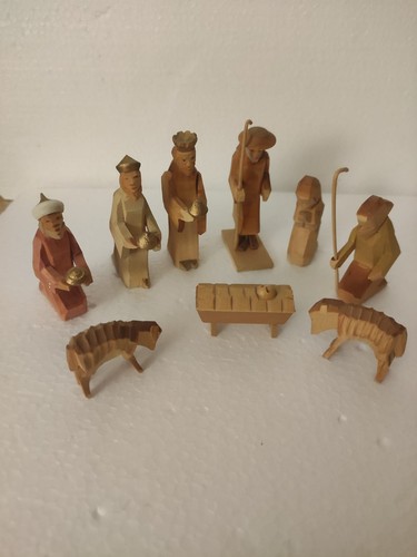 Krippenfiguren geschnitzt