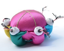 Nadelkissen chinesisch mit 6 Chinesen, Vintage, 60er Jahre, ø 7 cm