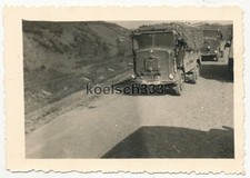 Foto italienische LKW mit Tarnung auf dem Marsch in Russland