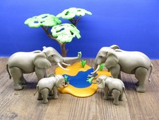 Elefanten am Fluss Tiere