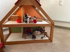 Puppenhaus aus Holz mit viel Zubehör gebraucht 