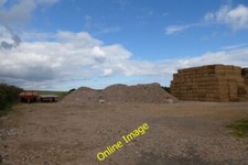 Foto 6x4 Schutt und Ballen North Sunderland Schutt- und Strohhaufen c2014