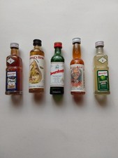 5 Miniatur Spirituosen Helmut's Birne, Erich's Rache, Doornkaat, Saurer Apfel