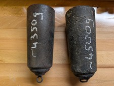 2 schwere UHREN-GEWICHTE ca. 4,5 kg und ca. 4,35 kg sehr alt / antik Standuhr