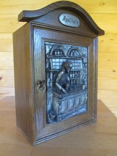 Altes, hölzernes Apotheken- Schränkchen