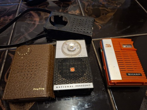 Drei alte taschenradios - drei,