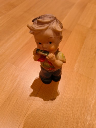 Puppe mit mundharmonika - mit,