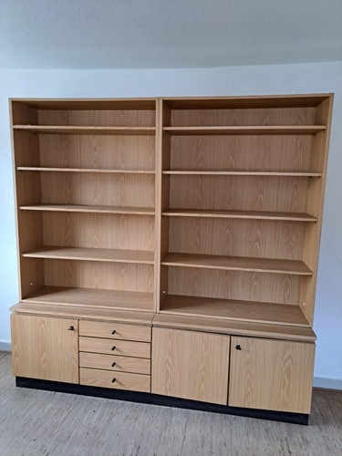 Zweigeteilte bücherwand mit - bücherwand,