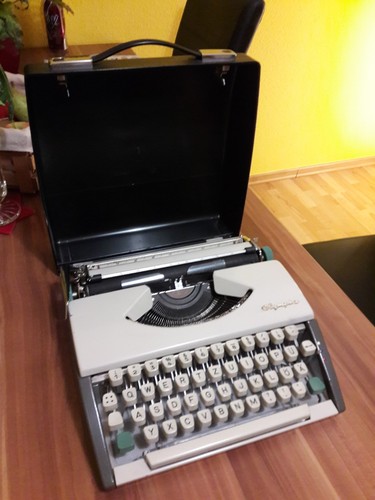 Vintage reiseschreibmaschine - vintage,