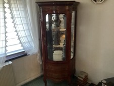 vitrinenschrank auf antik gemacht mit kleinen Schränkchen