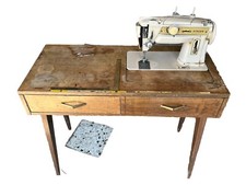 Nähmaschinentisch mit Nähmaschine