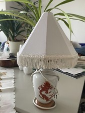 DDR (N)Ostalgie Porzellan-Tisch-Lampe „Rotes Fabelwesen“ m. Holzfuß Textilschirm