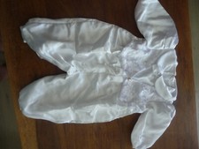 Taufanzug in weiß mit Mütze und Schühchen