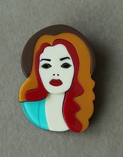 Retro Brosche Dame Rote Haare Hut Acryl Mode 70er 80er Style Lady Frauen Kopf