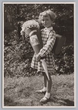 Mädchen mit Schultüte & Schulranzen zum Schulanfang in der DDR - Altes Foto