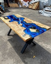 Moderner blauer Harztisch -