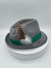 Grauer Trachtenhut mit Feder