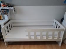 Massives Kinderbett aus Holz mit Matratze und 2x Spannbettlaken - 77x165 cm, wei