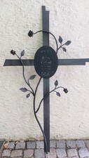 Grabkreuz Schmiedeisen mit Rosenranke und Beschriftungstafel