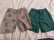 2 Kurze Hosen Shorts Gr. 98