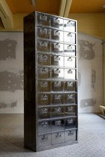 1 v. 2 Otto Kind Klappenschrank Metall Register Büro Schuh Vintage alt Industrie