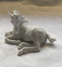 AK Kaiser liegendes Fohlen Pferd 525 Biskuitporzellan in weiß