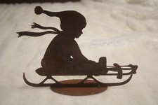 Junge "Tom" auf Schlitten