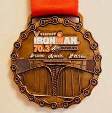 (ungetragen) IRONMAN 70.3 Duisburg – Originalmedaille mit ausgeprägtem 3D-Relief