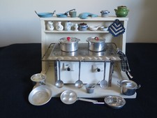 antiker Puppenherd-ofen aus Blech auf Holzstellage-Regal,  Töpfe, Geschirr