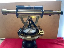 Grosses altes Nivelliergerät