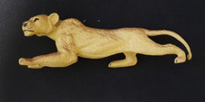Tierfigur Löwe Lion schleichend Raubkatze Safari Savanne Zoo
