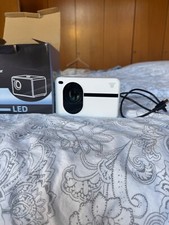 Beamer full hd 1080p mit Leinwand (84Zoll) 16:9 mit Tragetasche-WIFI Bluetooth