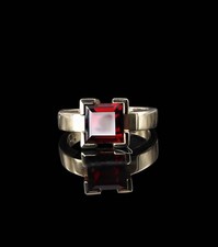 375/- 10 kt Gelbgold Ring mit Granat, Ringgröße 55, guter Zustand.