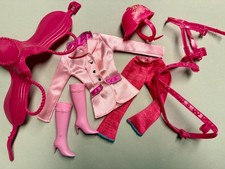 Barbie Reiter Kleidung Turnier Jacke, Hose,Stiefel,Helm,Pferde Sattel