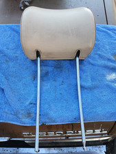 1 Kopfstütze vorne li M-B Tex