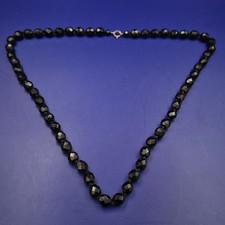 Facettierte schwarze