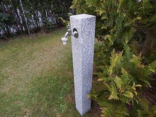 Wasserzapfstelle aus Granit mit 1  Außenwasserhahn  Zapfstelle Palisade Stele 