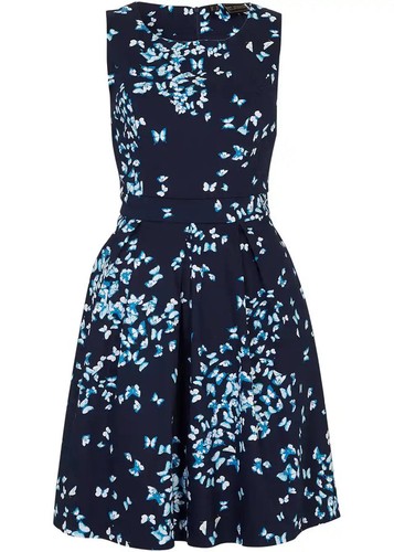 Kleid mit eingelegten - , falten