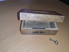 Alte Kleine Spardose , aus Holz mit Schloss . Schatztruhe