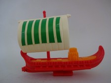 Modellschiffe & Boote / Rotes Segelschiff mit grün gestreifte Segel - 60 mm lang