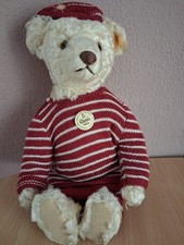 Steiff Classic Teddybär mit rotem Strickanzug ca. 30 cm