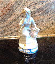 Keramik/ Plastik: Junge Frau mit Tuch, weiß/ bunt, ca. 14 cm groß, gebraucht