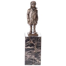 Bronzeskulptur eines Jungen mit Mantel auf Marmorsockel nach Nick