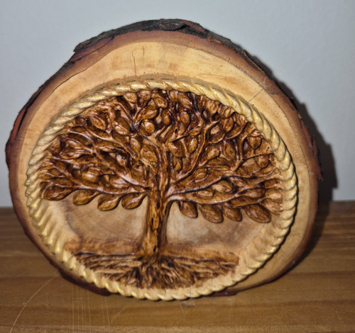 Holzscheibenschnitzerei mit