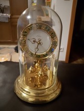 Uhr Mit Glaskuppel, mechanisch, von Fa. Kern, 31 cm hoch , Gold mit grüner Farb