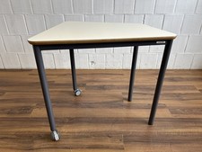 Project kleiner Trapez-Besprechungstisch weiß grau 87cm Rollen