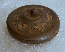 Dekorative Holzschale mit Schitzereien im Deckel
