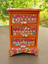 buntes Schränkchen Schubladen orange beklebt Glitzersteine Pailletten Bollywood